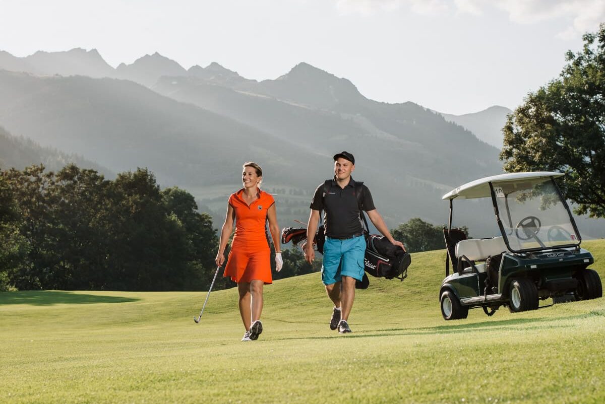 Golfer gehen über Golfplatz