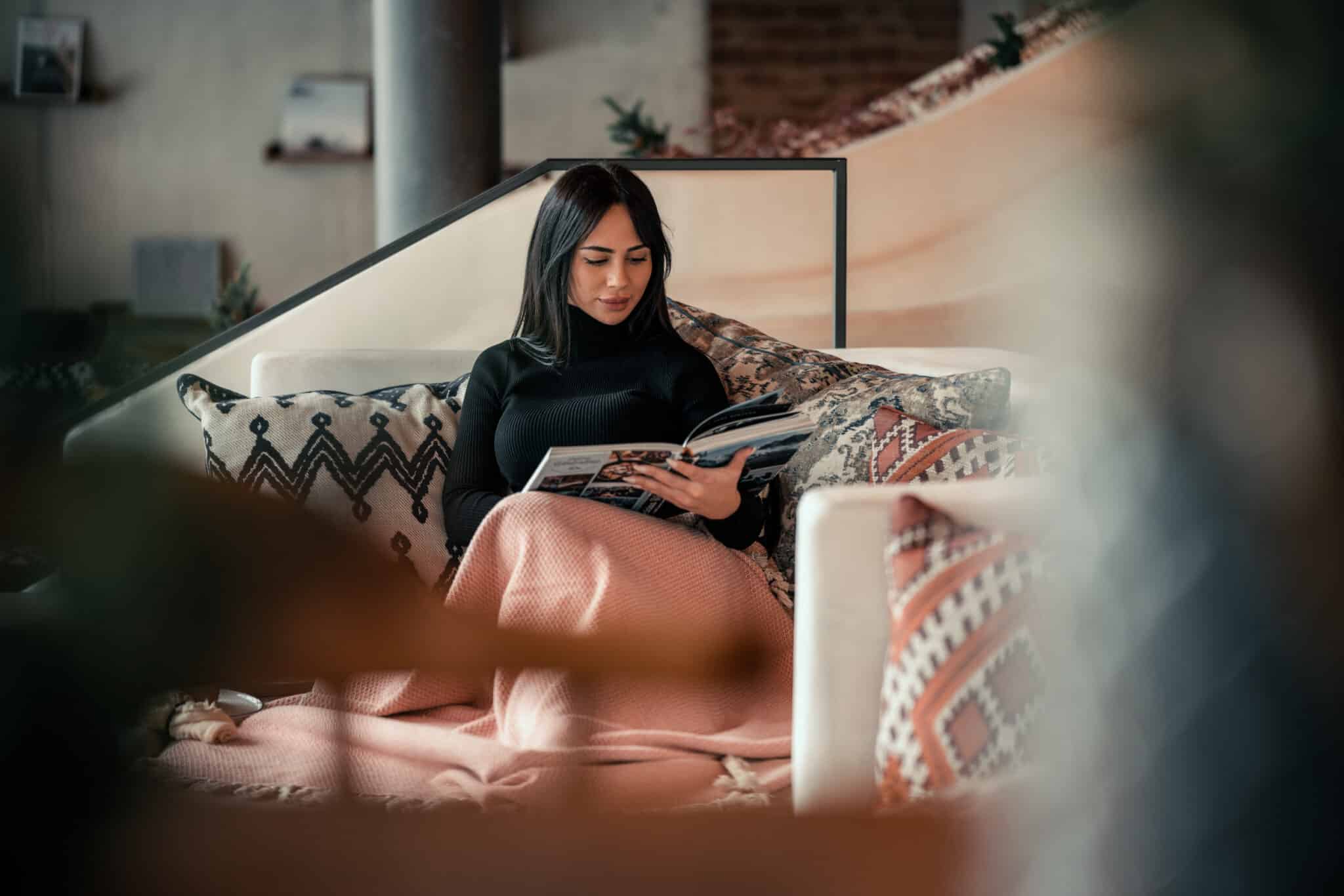 Frau liest im Freiraum Sendlhofer's