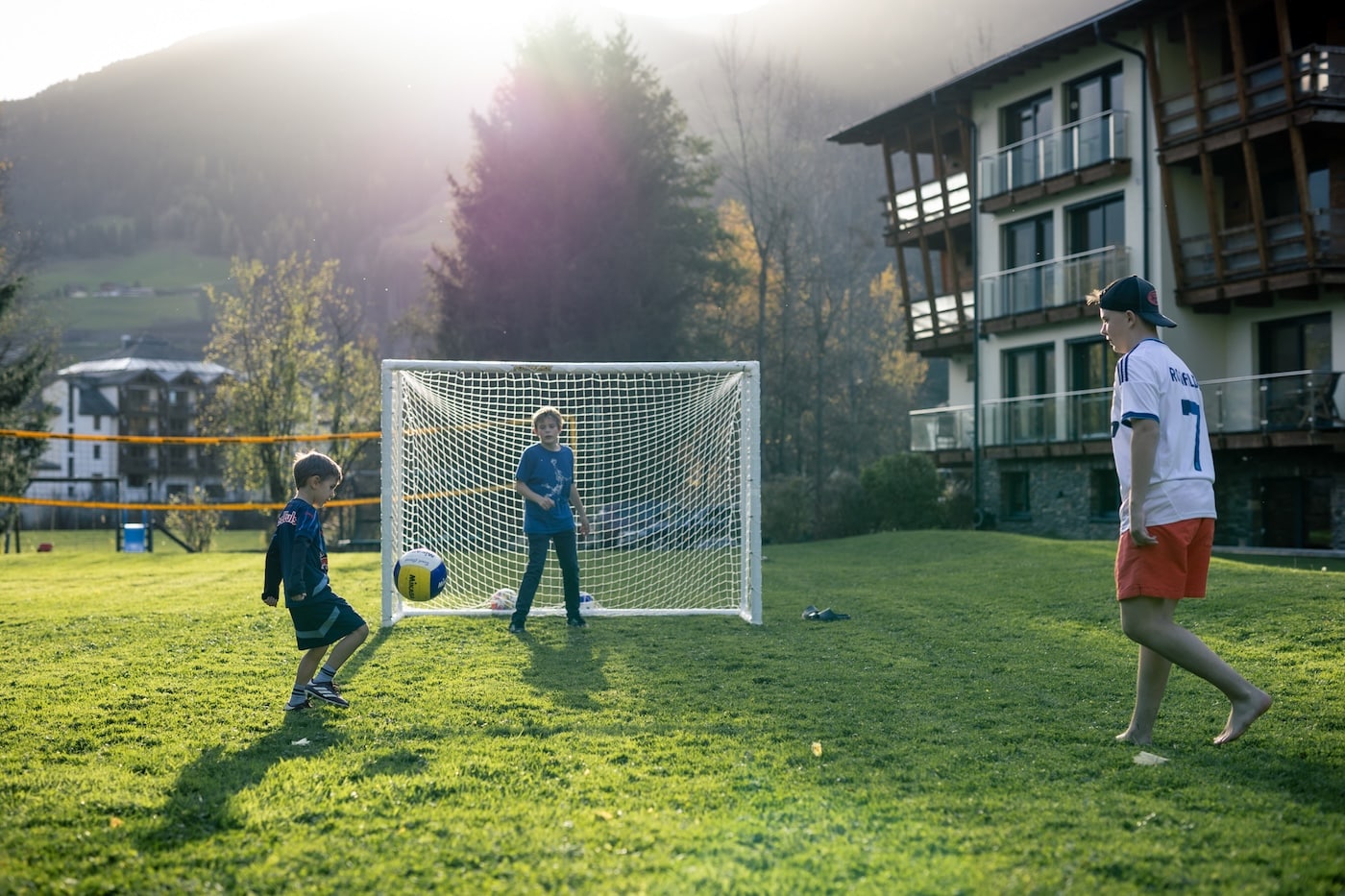 Jungs beim Fußballspielen im Garten