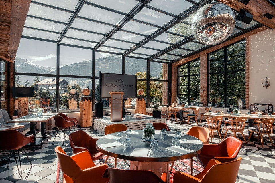 Tagungsraum Weitblick mit Tagungstischen und Fernseher