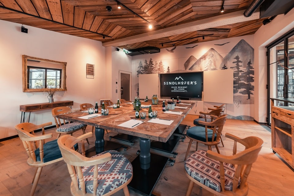 Tagungsraum Ausblick mit Blocktisch und Fernseher