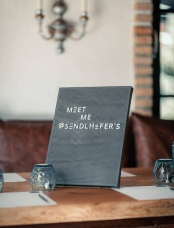 Aufsteller "Meet me at Sendlhofers" in Tagungsraum Weitblick