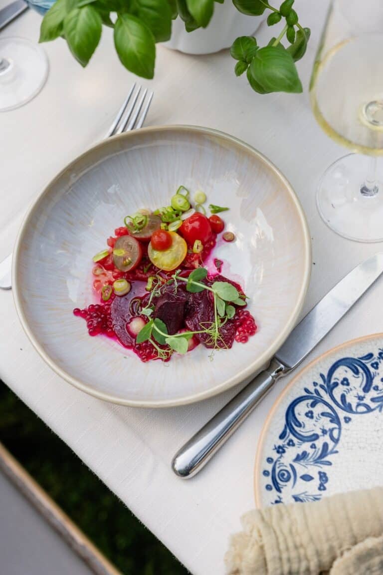 Rote Bete Carpaccio serviert mit Weißwein