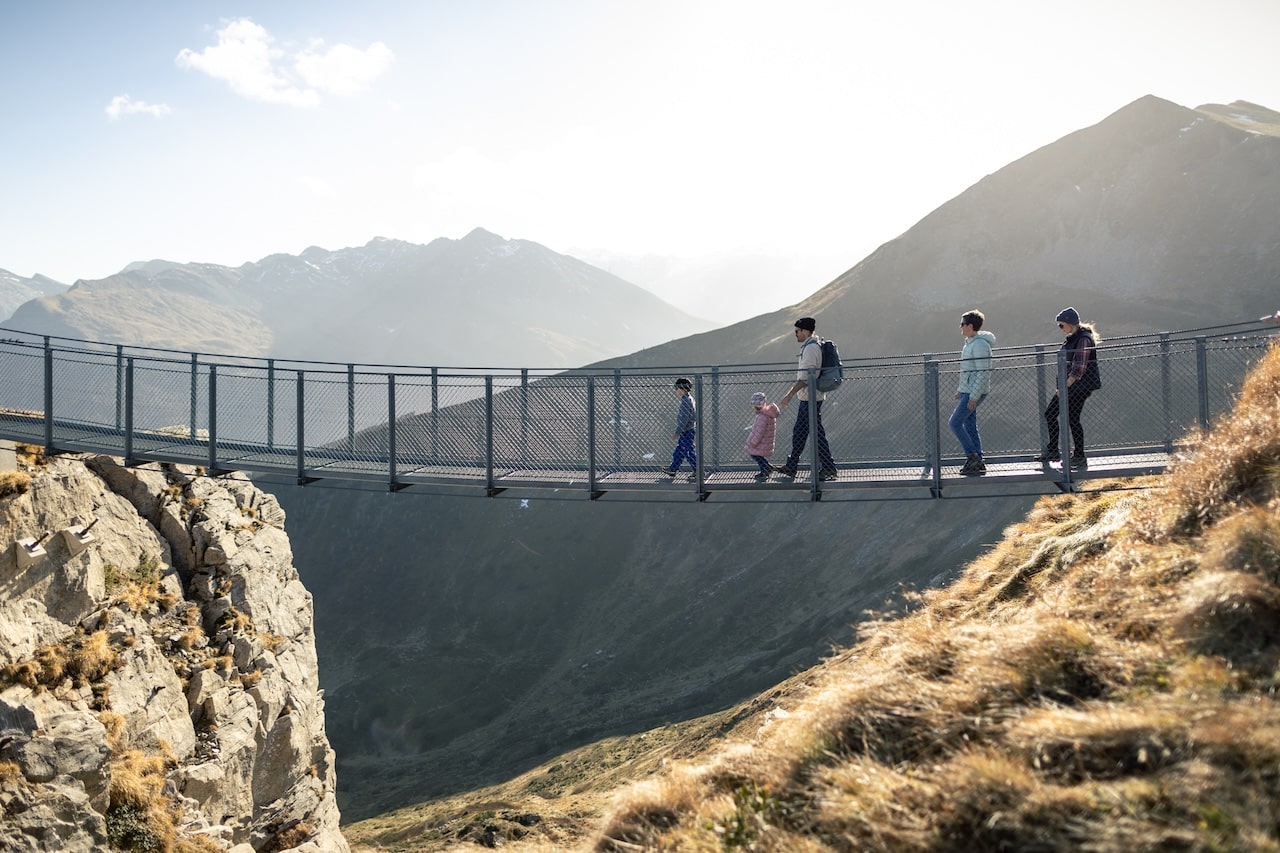Familie beim Wandern im Gasteinertal