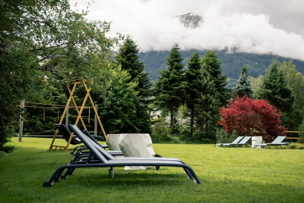 Sonnenliegen mit Slacklinge und Bergpanorama im Hintergrund