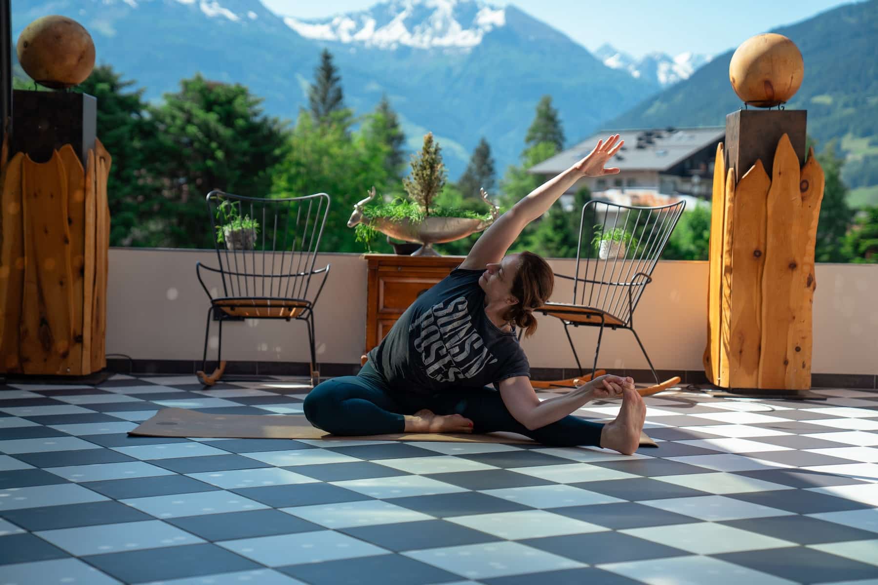 Yogalehrerin Miruna im Weitblick bei Yogapose