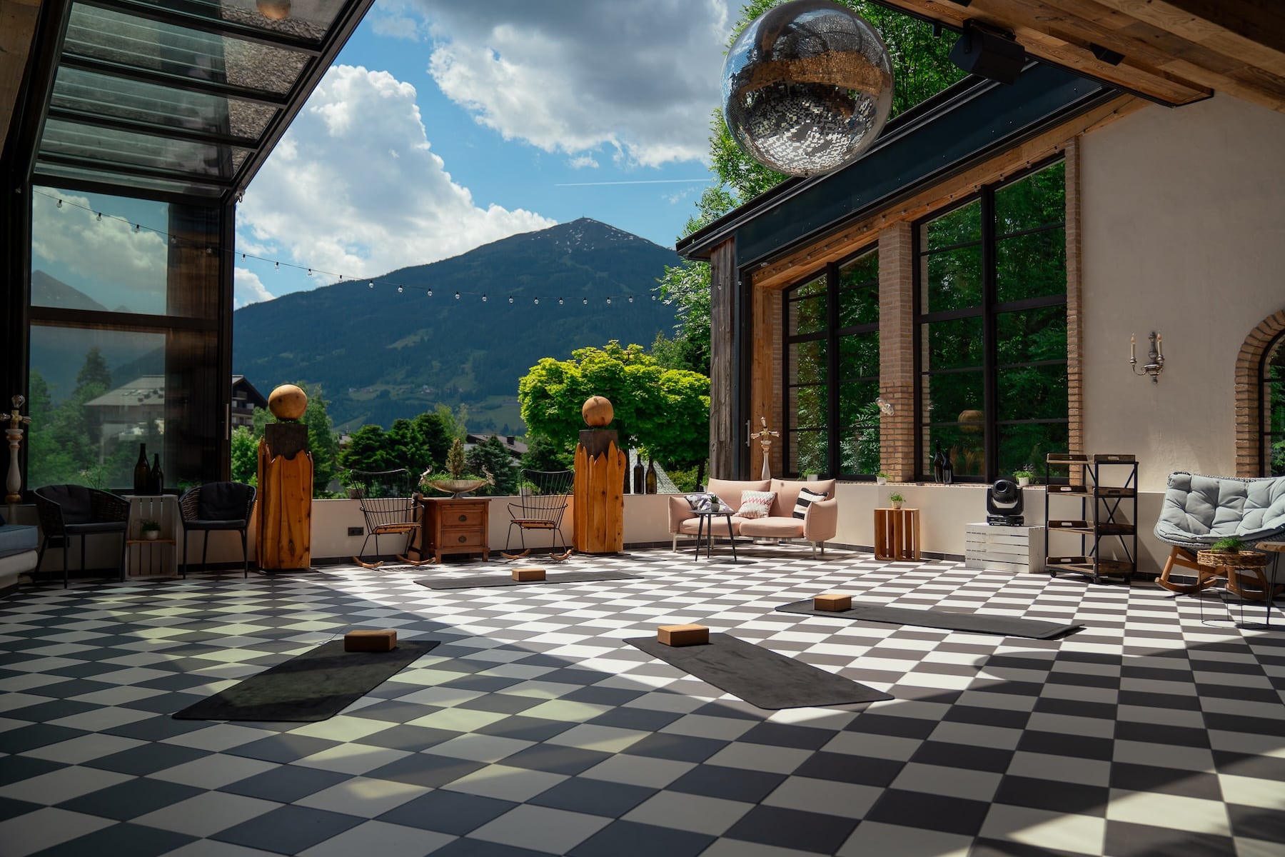 Raum WeitBlick mit Yogamatten im Sendlhofer's