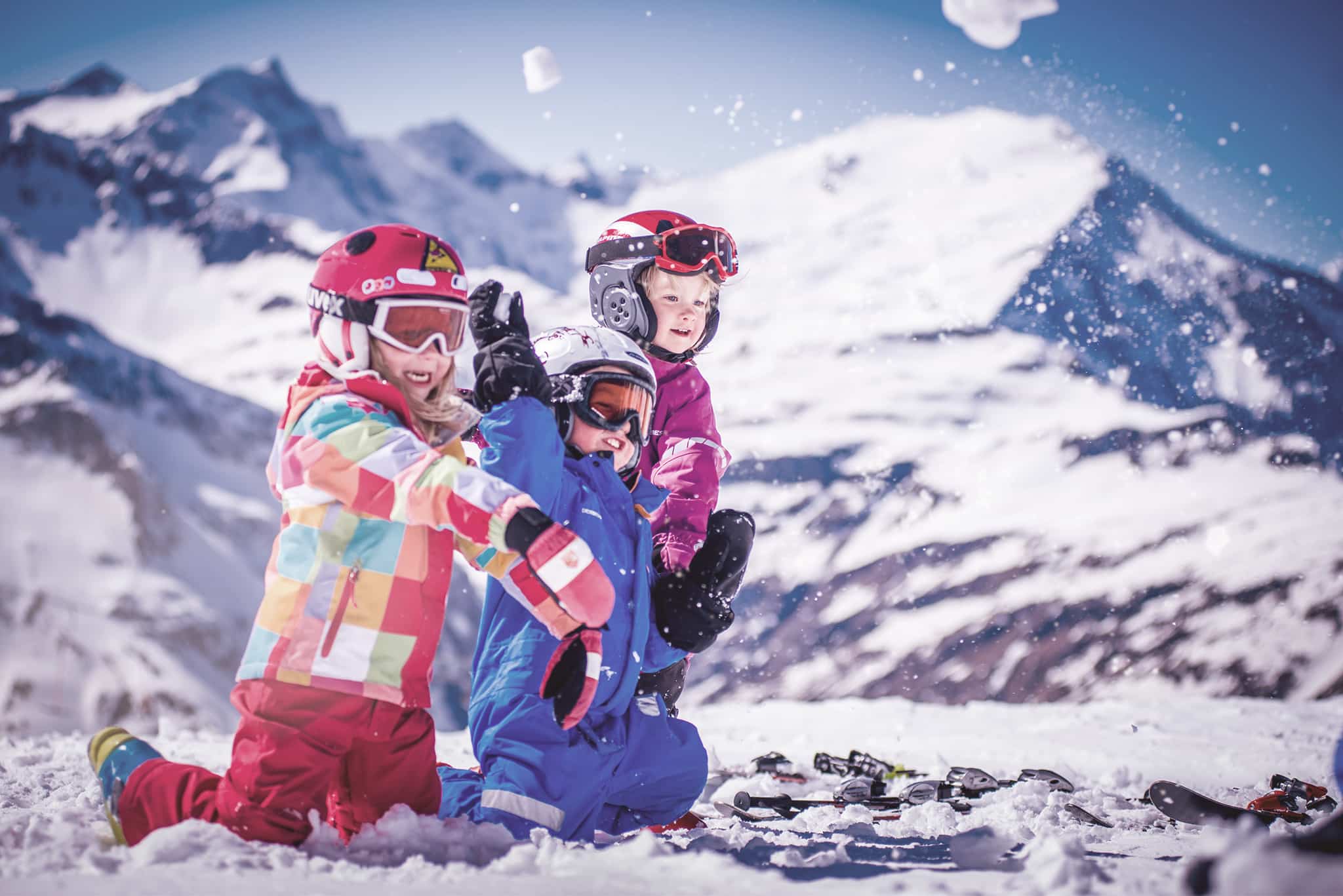 Kinder werfen Schneebälle