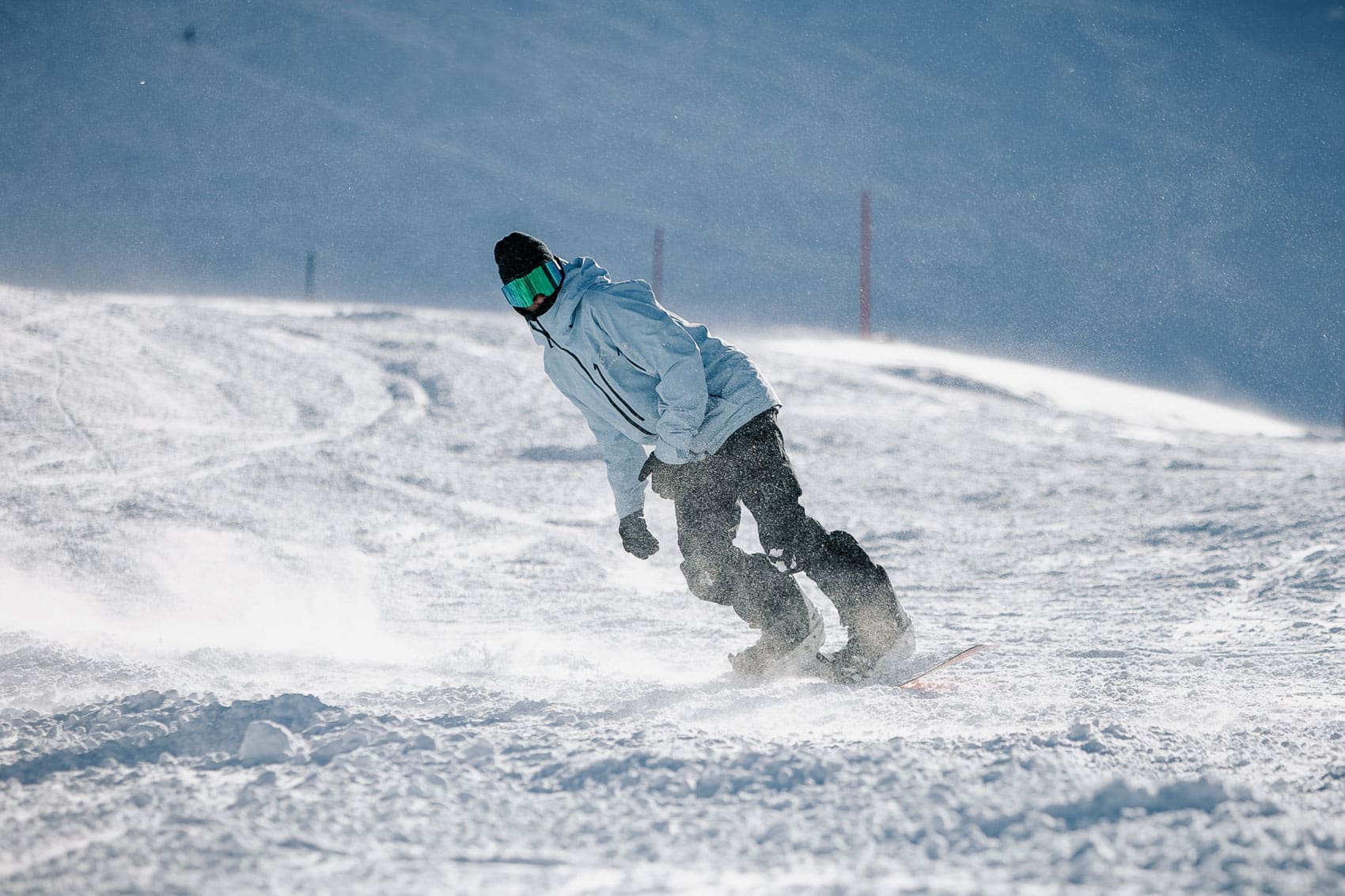 Snowboarder auf der Piste im Skigebiet im Gasteinertal