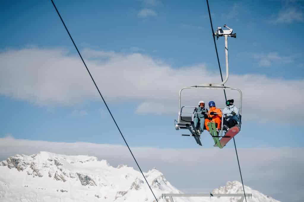 Familie im Sessellift beim Skifahren im Gasteinertal