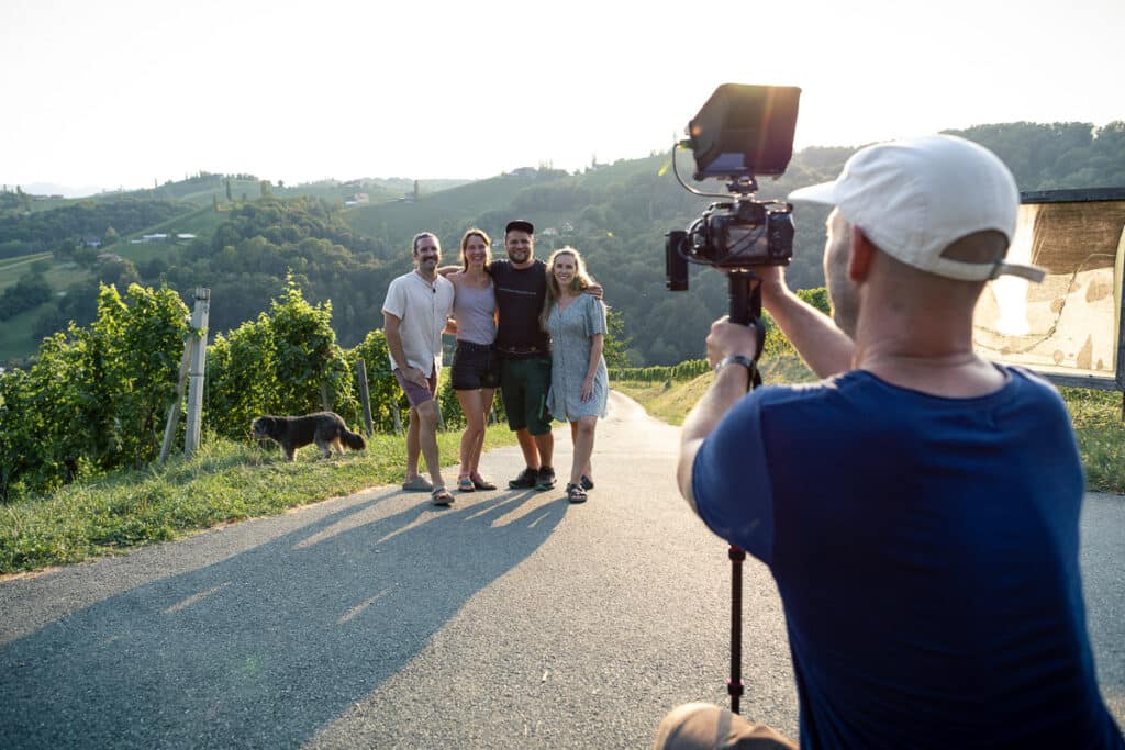 Eva und Lukas zusammen mit Weingut GROSS in den Weinbergen
