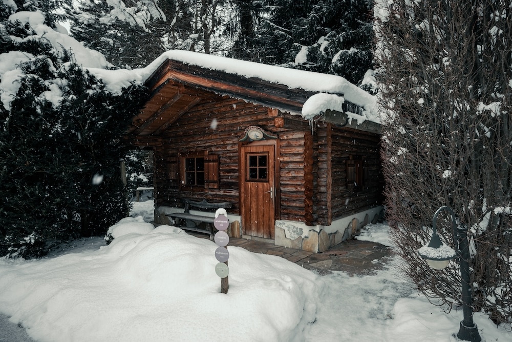 Verschneiten Blockhaus Sauna im Garten vom Sendlhofer's in Bad Hofgastein