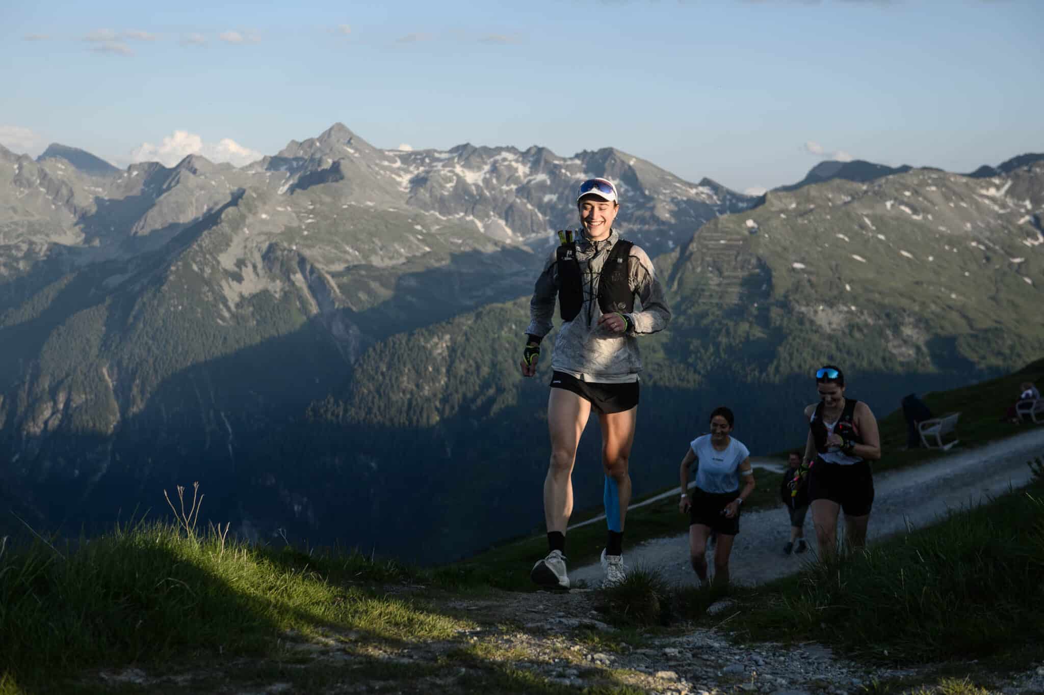 Trail Runner auf der Bergstrecke mit Gasteiner Bergen im Hintergrund