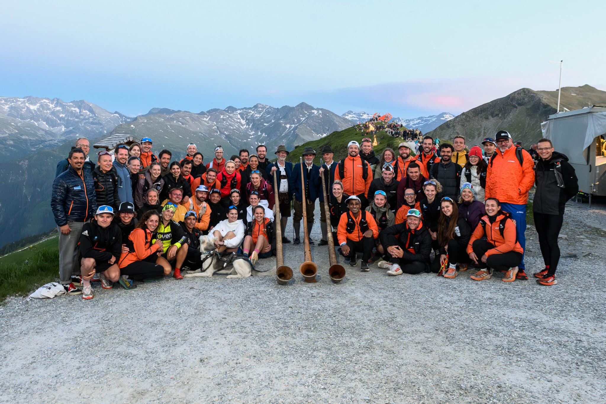 Gruppe aIT Läufer oben am Gipfel mit Alphornbläsern