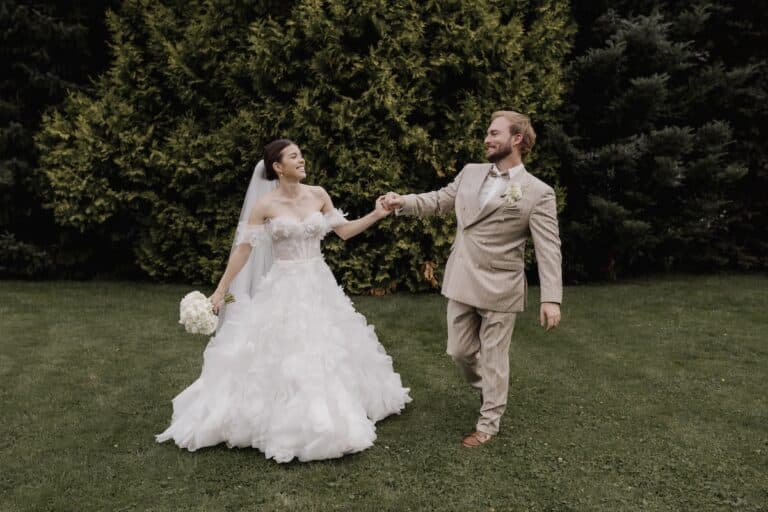 Brautpaar im Garten im Hotel Sendlhofer's posierend für die Hochzeitsfotos