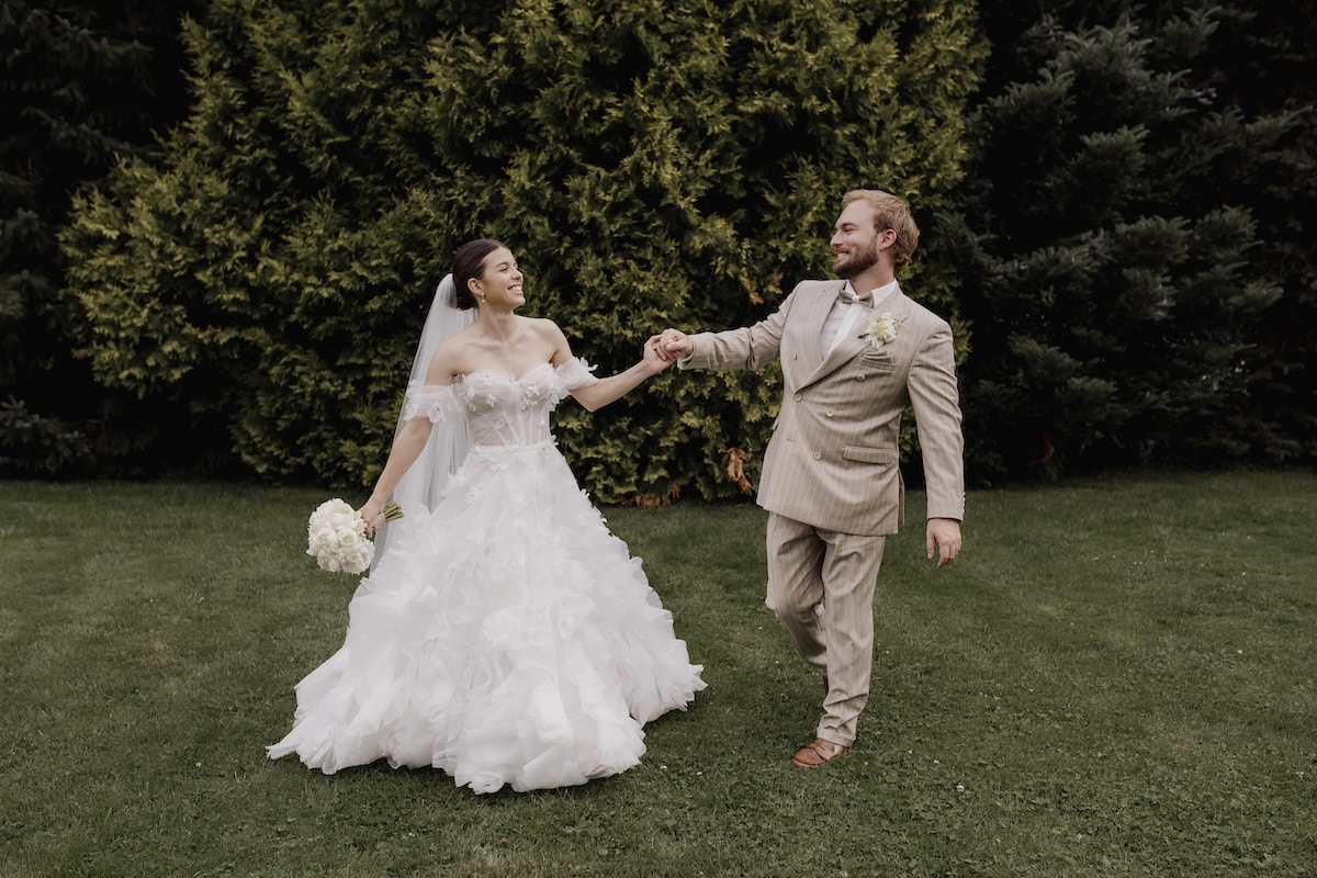 Brautpaar im Garten im Hotel Sendlhofer's posierend für die Hochzeitsfotos