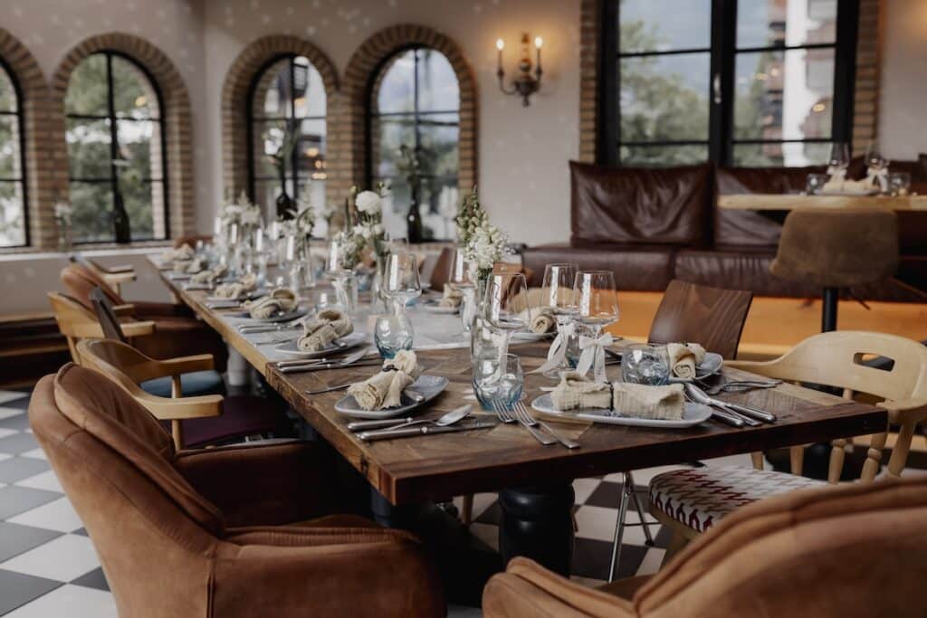 Eingedeckte Hochzeitstafel im Raum Weitblick im Sendlhofer's in Bad Hofgastein