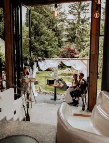 Freie Trauung mit Blick in den Garten im Raum Freiraum