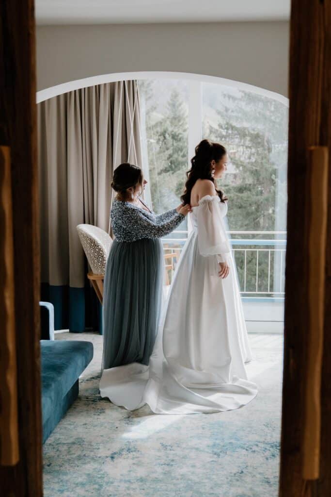 Braut beim fertigmachen im Hotelzimmer im Sendlhofer's