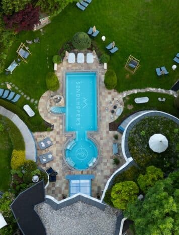 Drohnenshot von Oben zeigt Sendlhofer's Pool und Gartenlandschaft