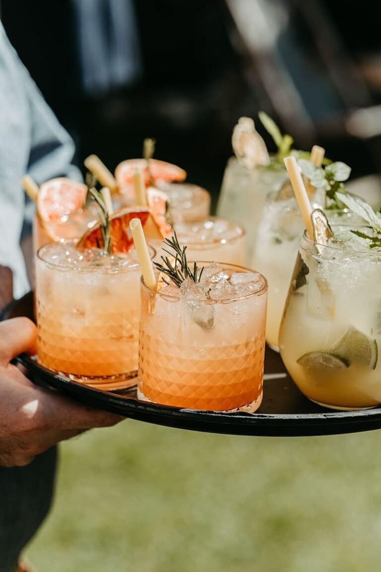 Tablett mit Drinks werden vom Kellner serviert