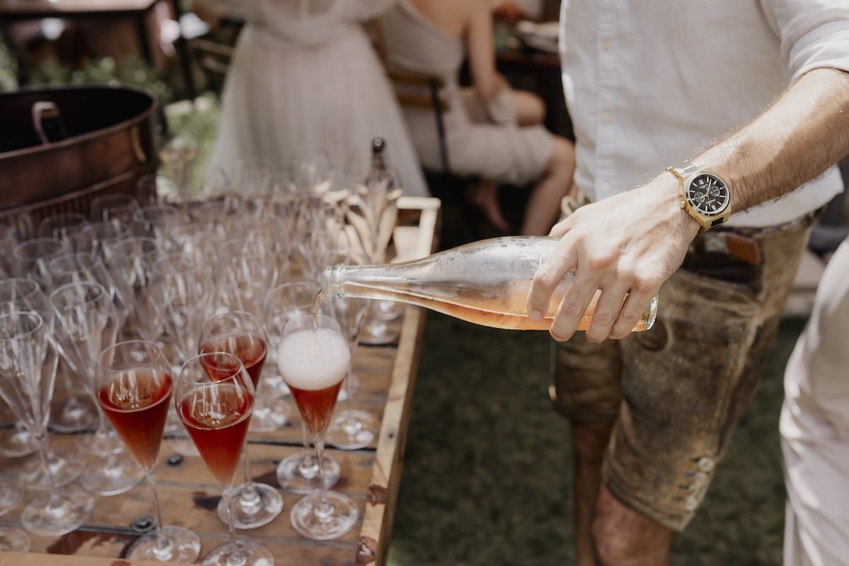 Kellner schenkt Sekt ein