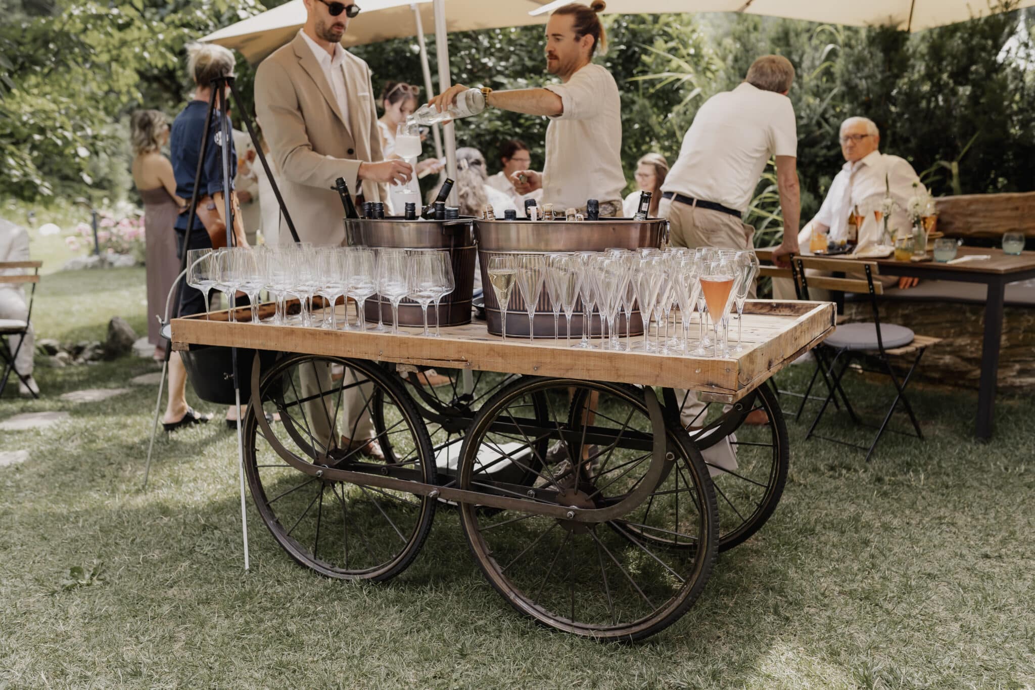 Sektbar im Garten von LUKE'S Wohnzimmer