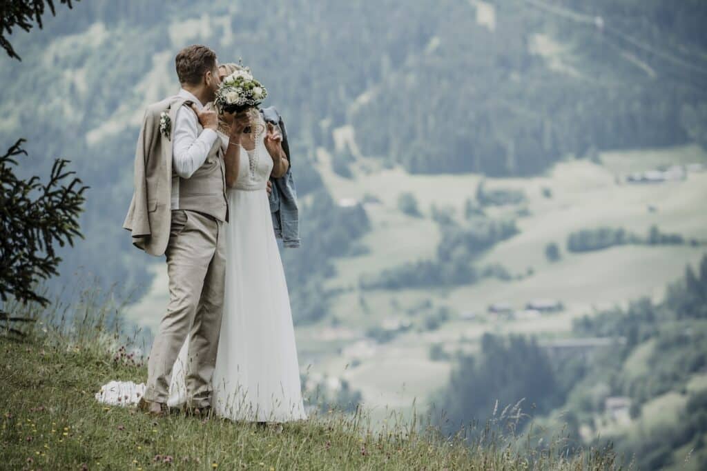 Brautpaar am Berg küsst sich