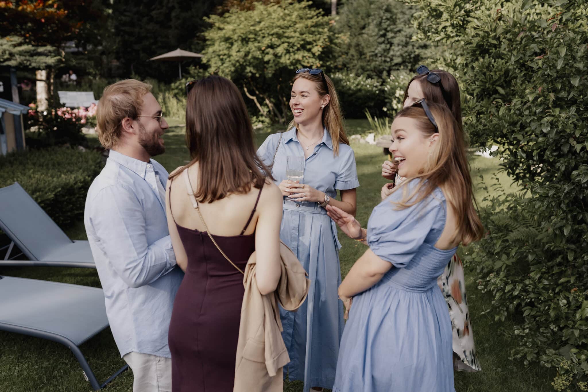 Freundesgruppe bei Kennenlernparty im Garten