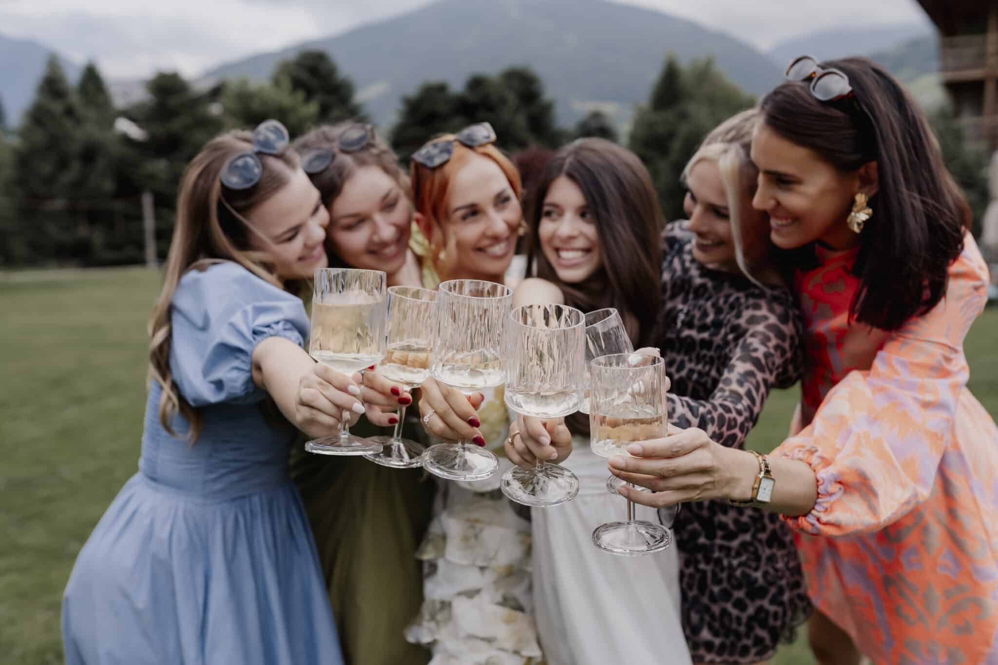 Freundinnengruppe bei der Kennenlernparty stoßen gemeinsam an