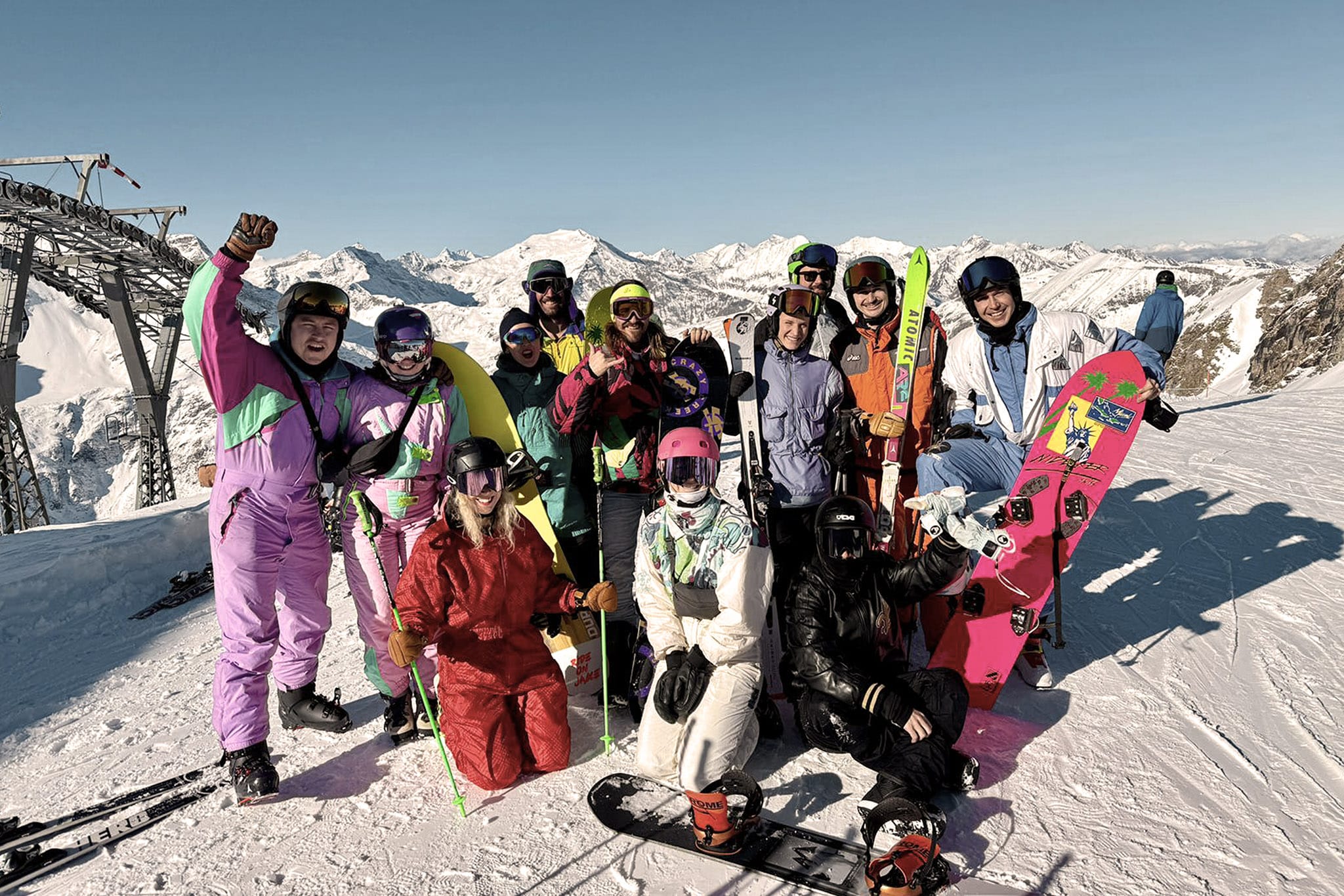 Freunde auf dem Gipfel beim Sonnenskilauf in Gastein