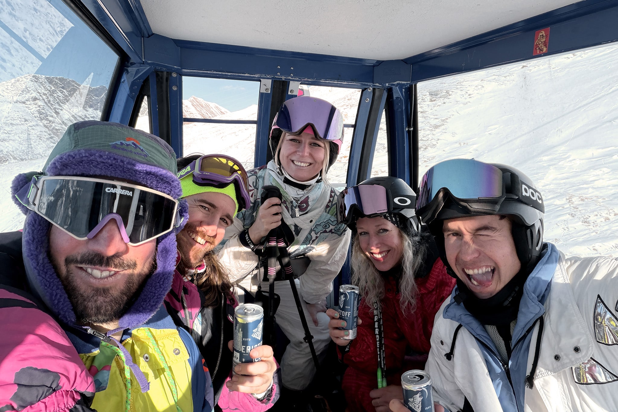 Freunde in einer Gondel beim Sonnenskilauf in Gastein
