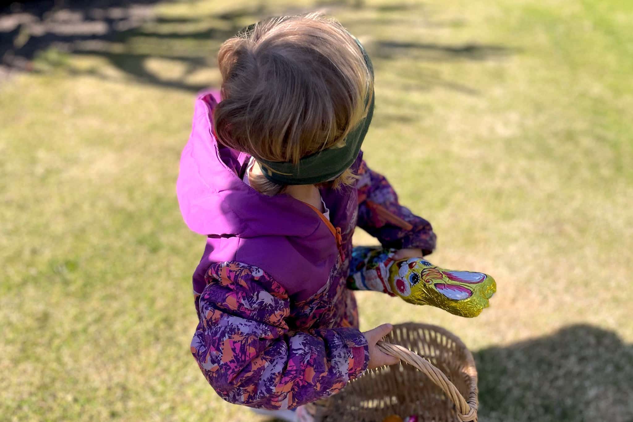Kinder im Garten beim Osternester suchen - Ostern im Sendlhofers