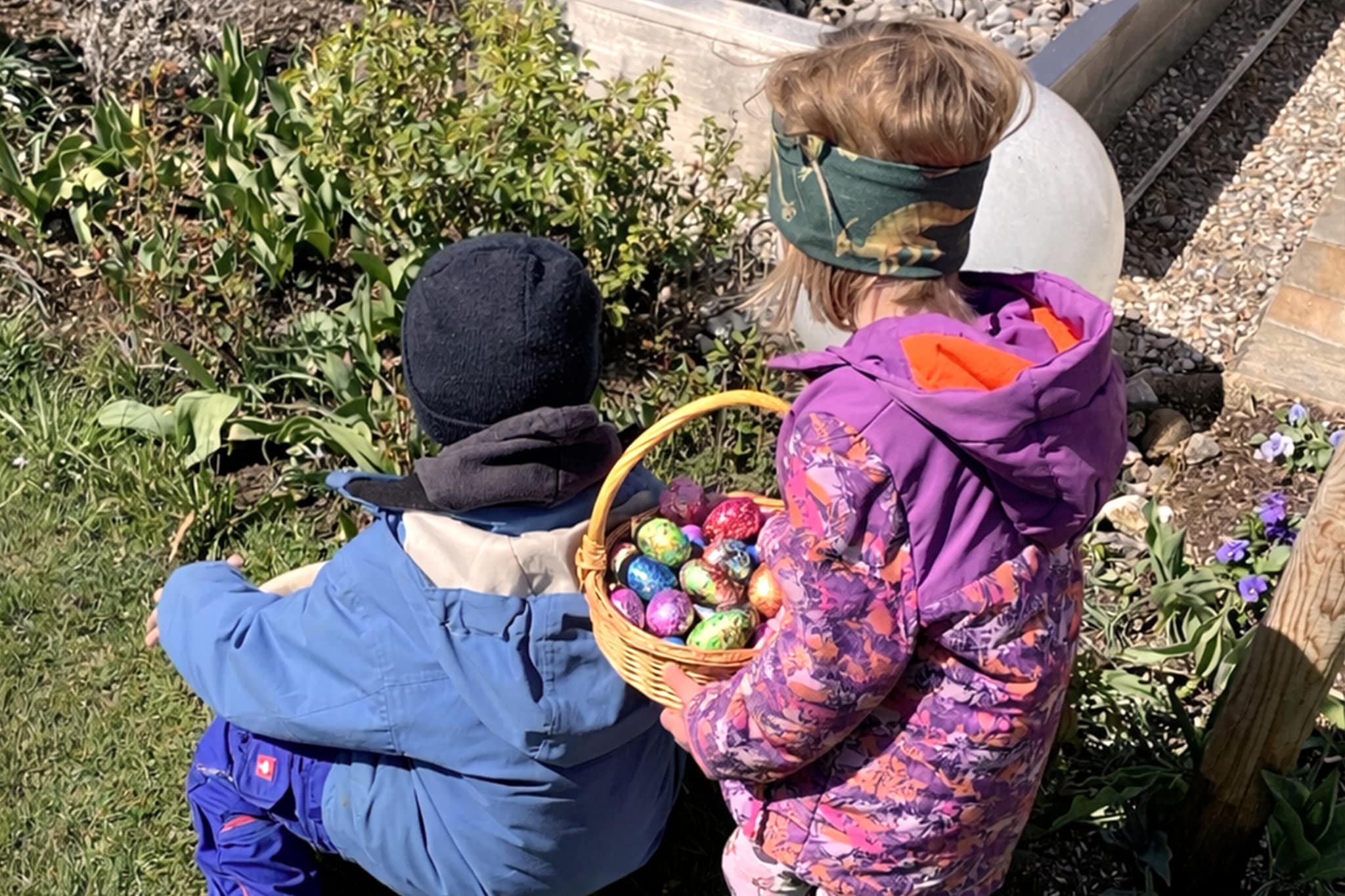 Kind im Garten beim Osternester suchen - Ostern im Sendlhofers