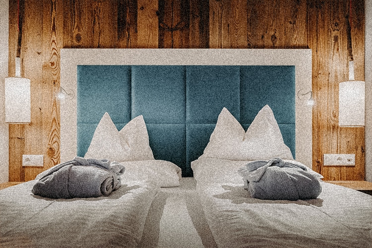 Sendlhofers-Zimmer-Bett-Retro-Bad Hofgastein