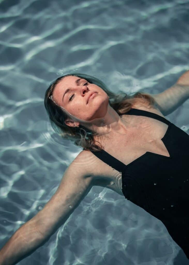 Frau lässt sich im Thermalwasser treiben
