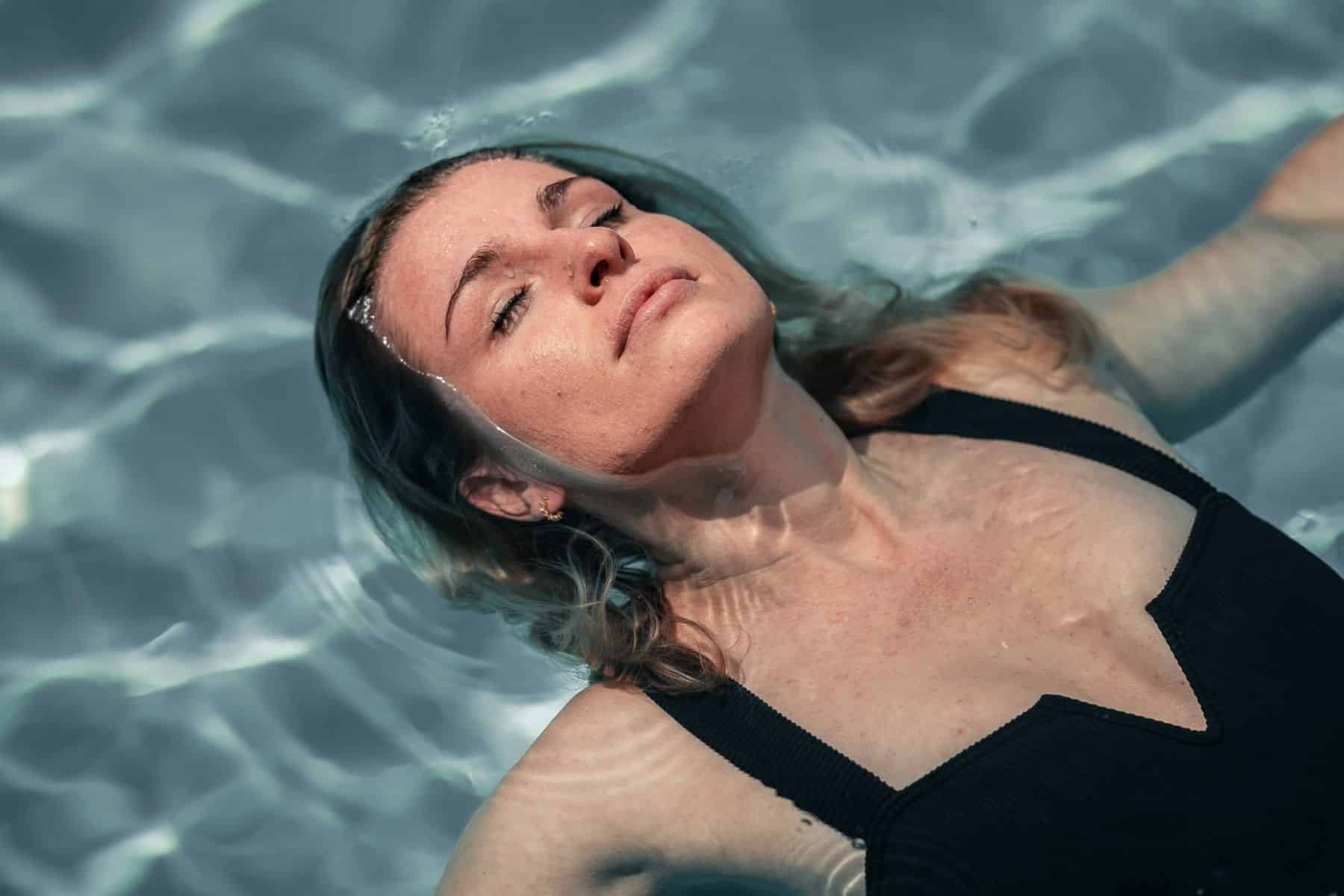 Frau lässt sich im Thermalwasser Pool treiben