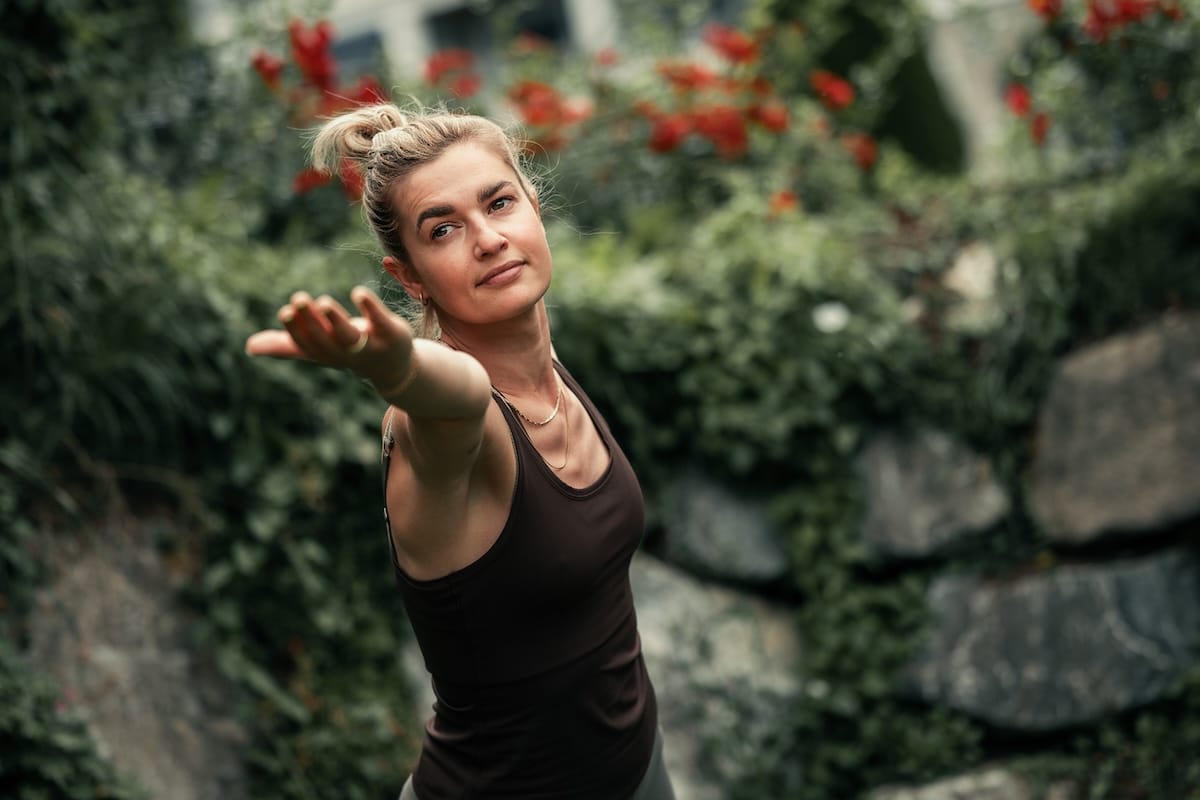 Frau macht Yoga im Garten