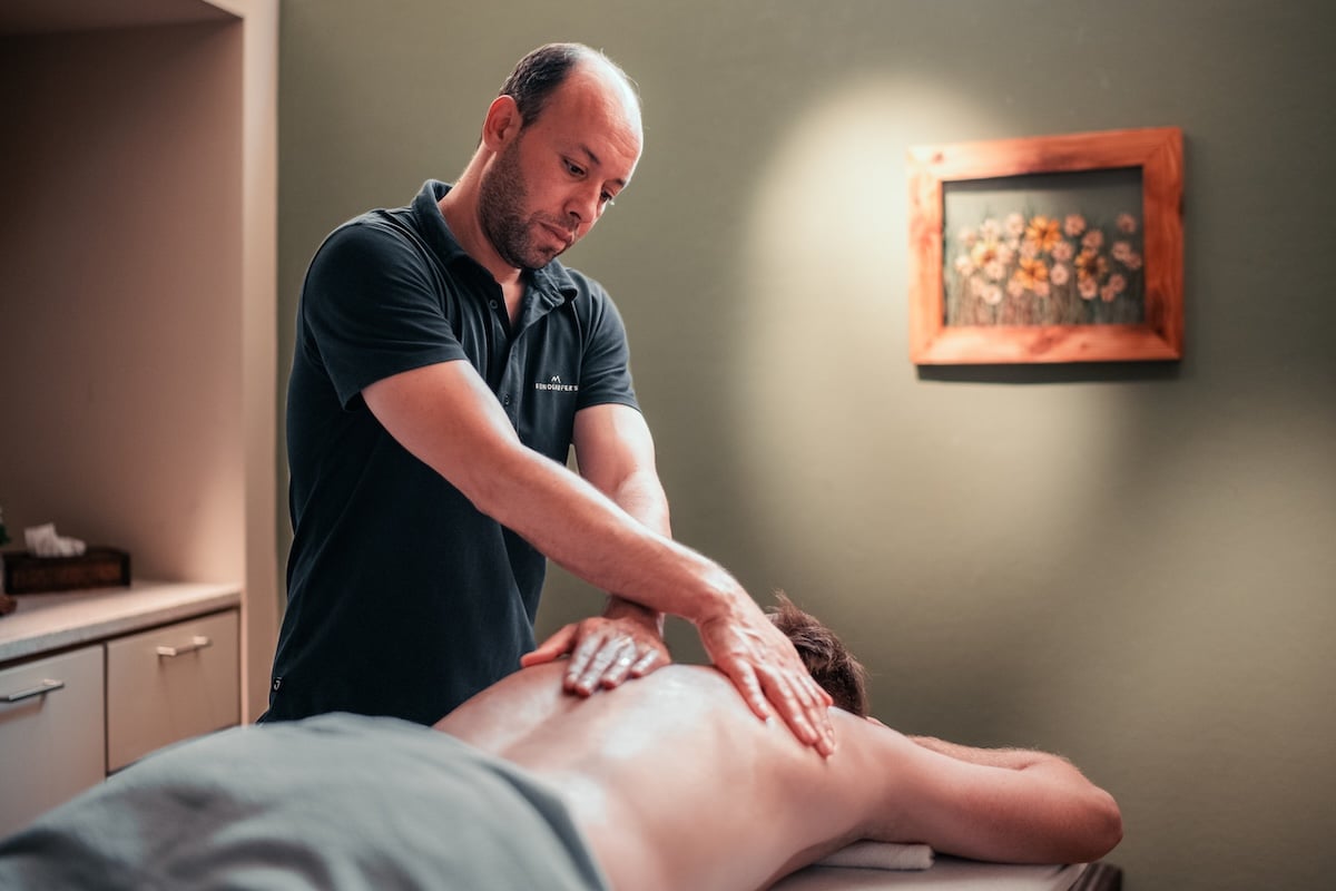 Mann bei Aromaöl Massage