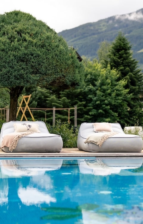 sendlhofers bad hofgastein sonnenliegen am pool