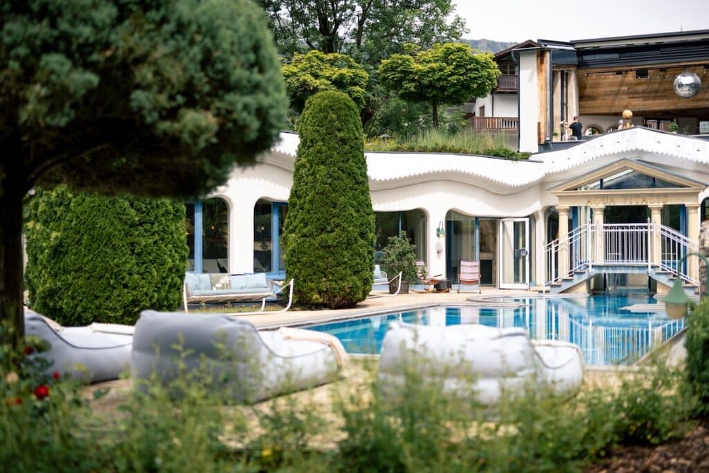 Outdoor Pool im Sendlhofers mit Ruheraum und dem offenen Wintergarten Weitblick im Hintergrund