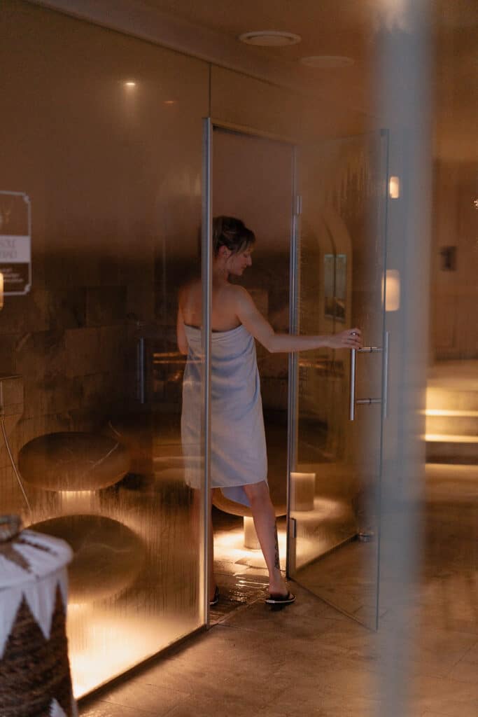 Frau beim Betreten des Dampfbads im Wellnesshotel in Bad Hofgastein