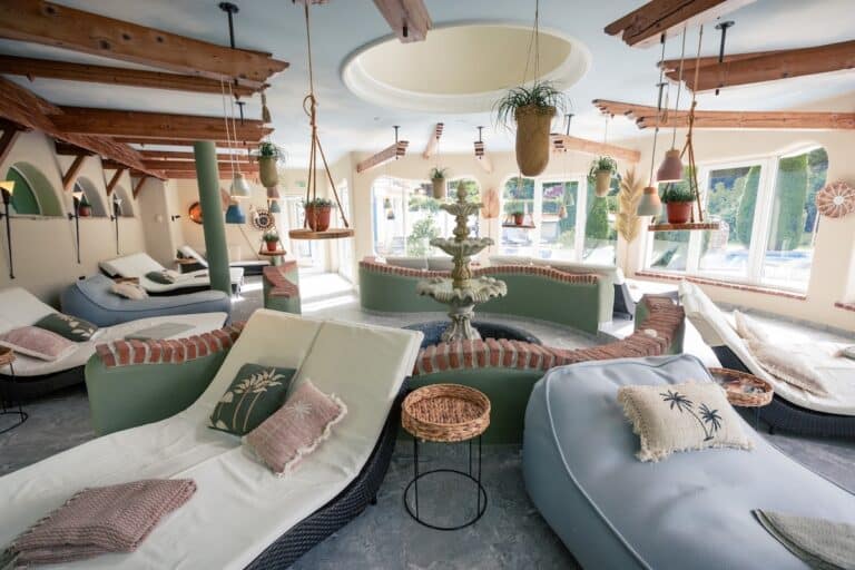 Gemütliche liegen im lichtdurchfluteten Ruheraum im Wellnesshotel Sendlhofer's