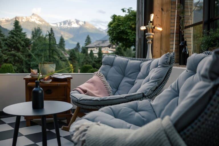 sendlhofers loungestühle in lukes wohnzimmer mit bergblick