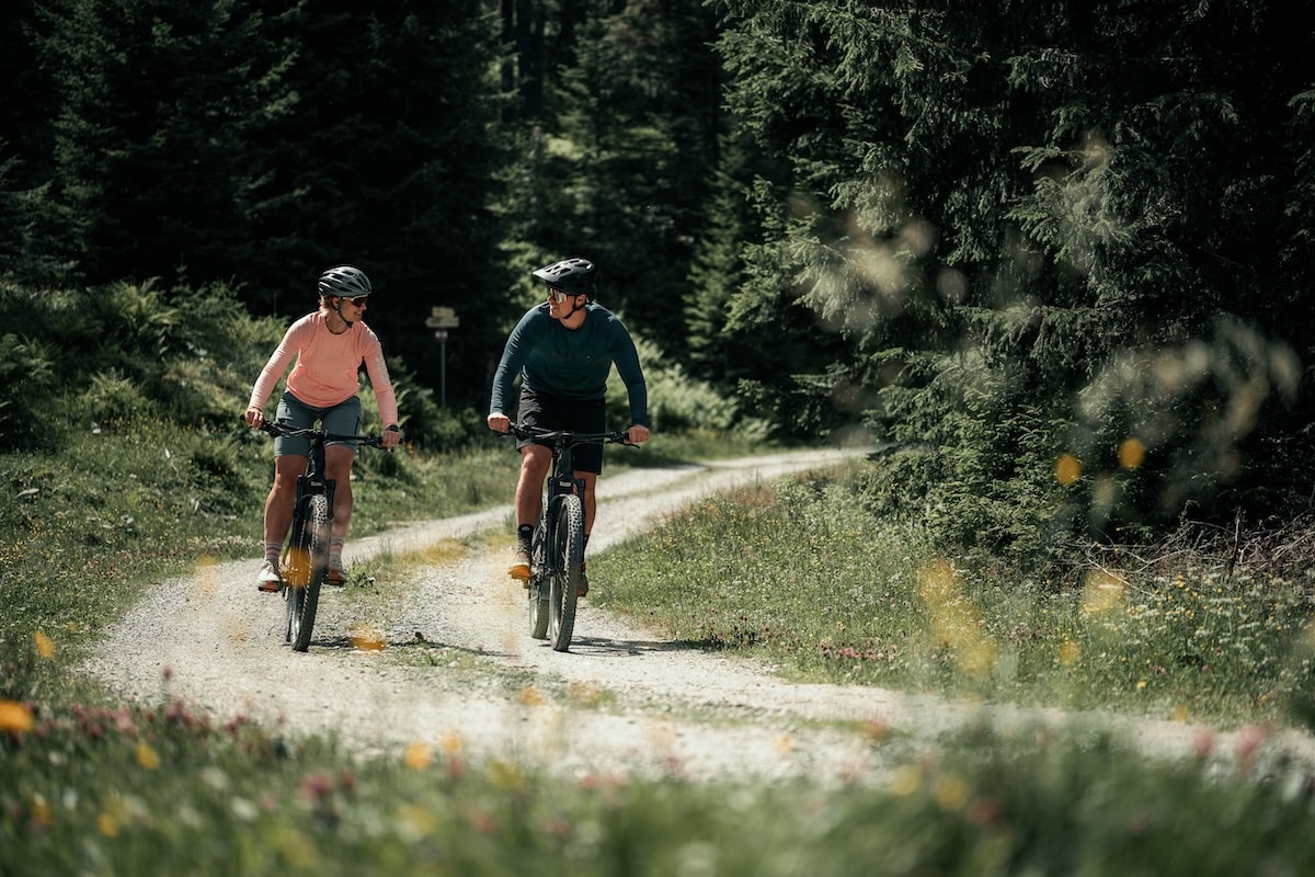 Mountain Biker beim Down Hill Fahren