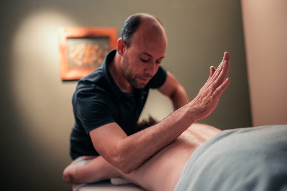 Masseur behandelt Gast im Spa im Wellnesshotel Sendlhofer's in Bad Hofgastein