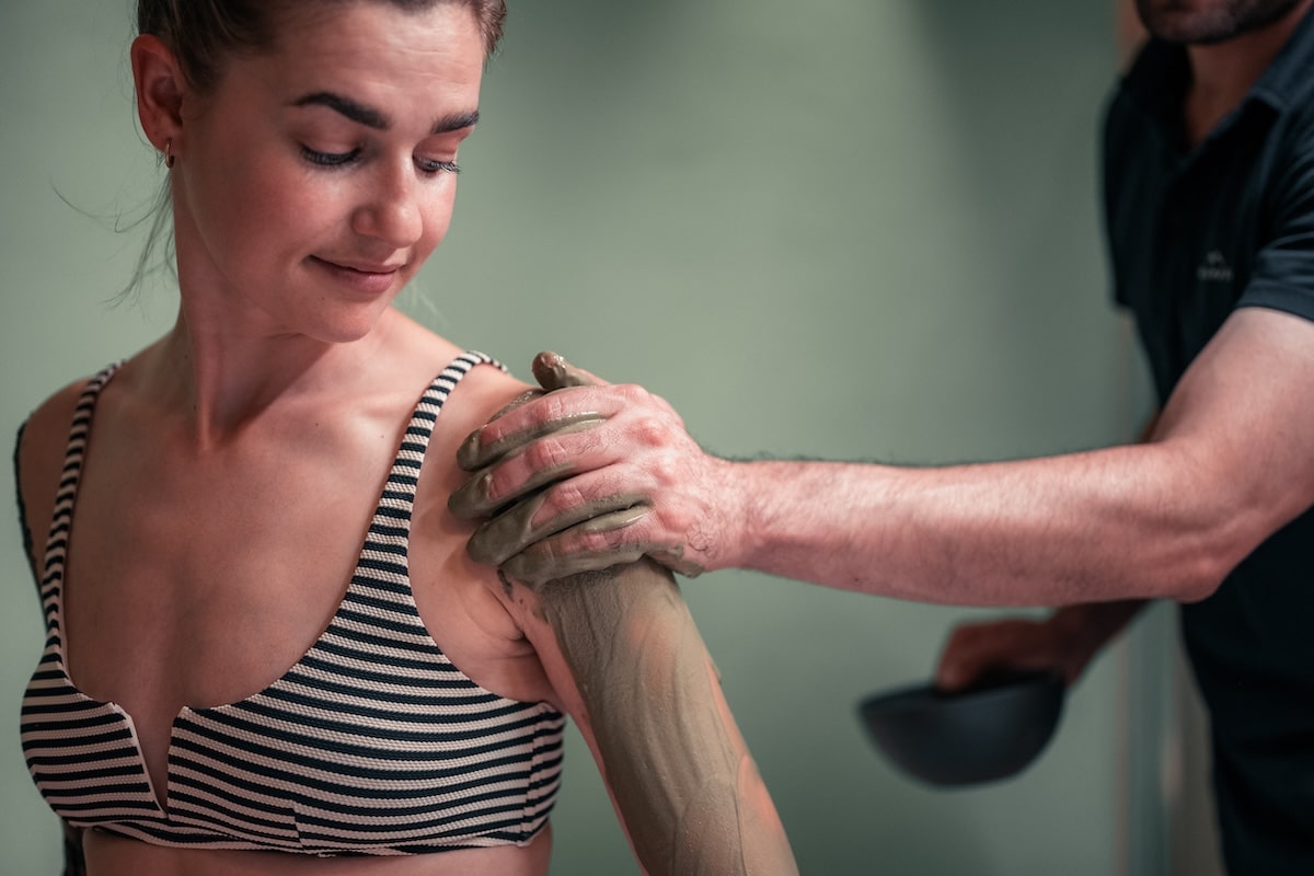Frau bekommt eine Moorpackung im Spa im Sendlhofer's in Bad Hofgastein