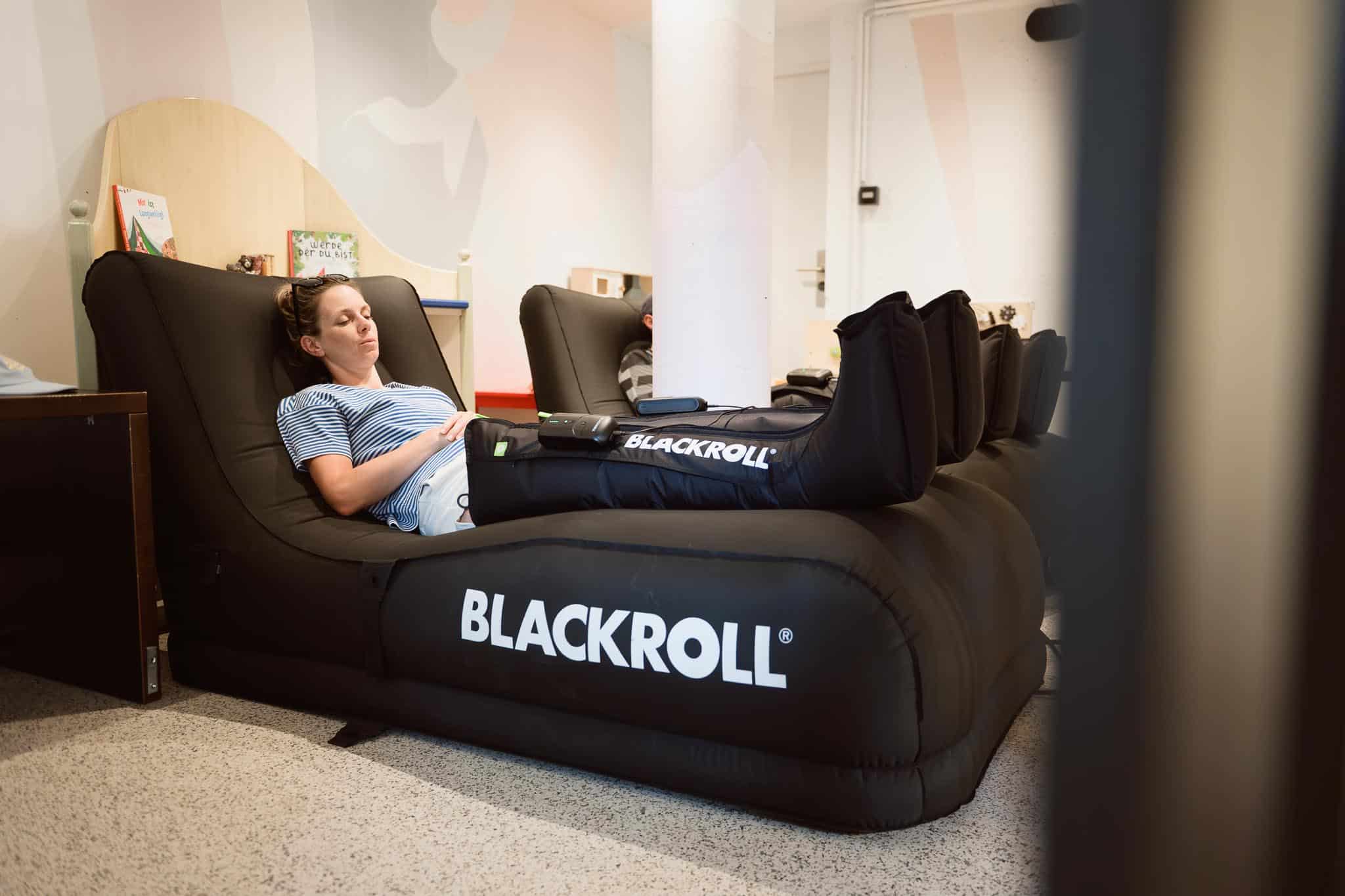 Frau bei der Blackroll Behandlung beim aIT Community Weekend in Gastein