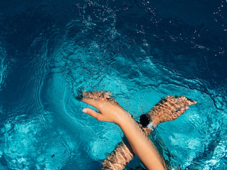 Zwei Hände von oben fotografiert im Thermalwasserpool