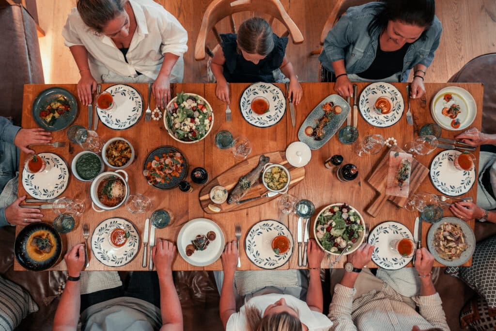 Eingedeckter Tisch als Sharing Style mit vielen Gästen